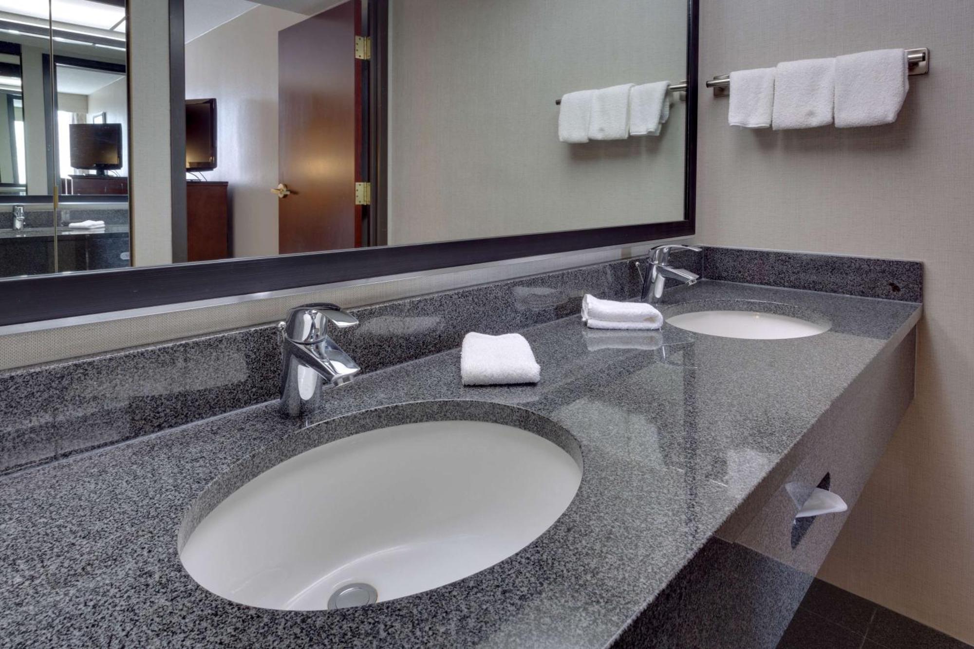Drury Inn & Suites โอเวอร์แลนด์พาร์ค ภายนอก รูปภาพ